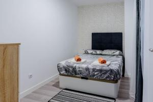 Posteľ alebo postele v izbe v ubytovaní PISO CORTE INGLES ALICANTE