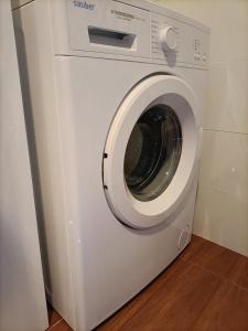 eine weiße Waschmaschine in einem Zimmer in der Unterkunft Apartamento Esperanza in Sevilla