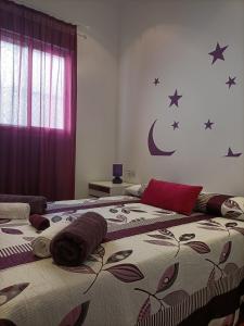 2 nebeneinander sitzende Betten in einem Schlafzimmer in der Unterkunft Apartamento Esperanza in Sevilla
