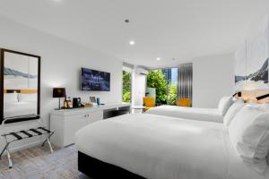Giường trong phòng chung tại Scenic Suites Queenstown