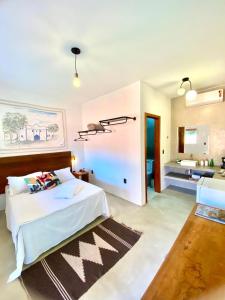 um quarto com uma cama grande e uma casa de banho em XIQUE XIQUE ITAUNAS HOSPEDARIA em Itaúnas