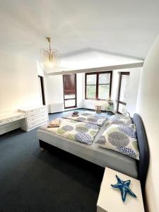 ŽluticeにあるVilla By the Creekの窓のある部屋にある大きなベッドのある寝室 +17枚の写真