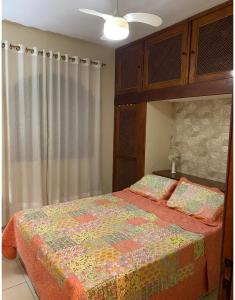 - une chambre avec un lit à baldaquin dans l'établissement Lar de PAZ, à São Pedro da Aldeia