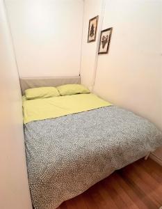 uma pequena cama num pequeno quarto em ReUnion em Montréal