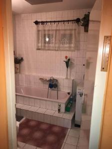 La salle de bains privative est pourvue d'une baignoire. dans l'établissement Gabi apartman, à Fonyód