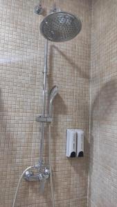 y baño con ducha con cabezal de ducha. en Dormir en Cádiz, en Cádiz