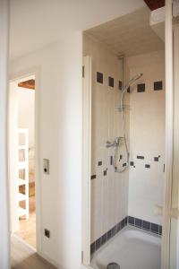 een badkamer met een douche en een glazen deur bij Apartment Traumzeit mit Balkon in Vorstadtvilla in Dresden