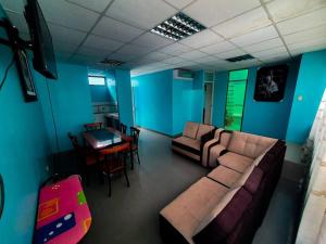uma sala de estar com paredes azuis e um sofá e uma mesa em D301 em Moyobamba