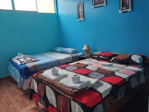 duas camas sentadas uma ao lado da outra num quarto em D301 em Moyobamba