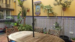 Ein Garten an der Unterkunft Dormir en Cádiz