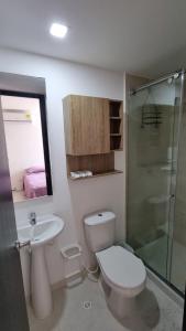 La salle de bains est pourvue de toilettes, d'un lavabo et d'une douche. dans l'établissement Excelente y cómodo apartamento, vista hermosa y seguridad privada. p7, à Cúcuta