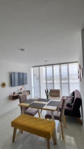 - une salle à manger avec une table et un canapé dans l'établissement Excelente y cómodo apartamento, vista hermosa y seguridad privada. p7, à Cúcuta