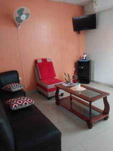 sala de estar con sofá, mesa y silla en D-302, en Moyobamba