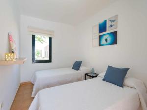 una camera con due letti e una finestra di Mahostly Casa Fika a Corralejo