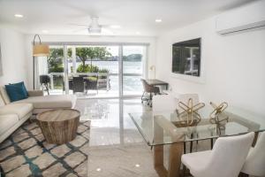 una sala de estar con un sofá y una mesa en 232B South Finger, en Jolly Harbour
