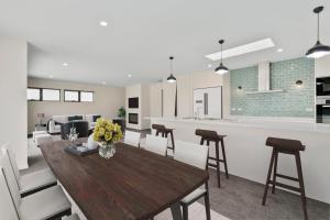 Kuchyň nebo kuchyňský kout v ubytování Lord Street Villa - Spacious Comfort & River Views