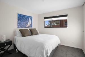 Postel nebo postele na pokoji v ubytování Lord Street Villa - Spacious Comfort & River Views + 4 fotografie