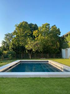 una piscina en el césped con árboles en el fondo en Ca' De Memi, en Piombino Dese
