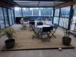 een terras met een tafel en stoelen bij Casa Hotel Trocha Angosta in Constitución