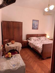 um quarto com uma cama e uma mesa com um prato de fruta em Double Room Jelsa 4602a em Jelsa