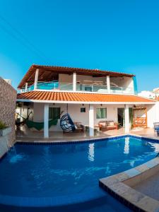 uma villa com piscina em frente a uma casa em CASA TORRES em Bonito