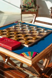 um tabuleiro de xadrez em cima de uma mesa em CASA TORRES em Bonito