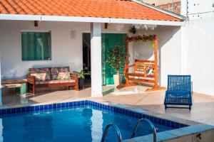une maison avec une piscine et une terrasse dans l'établissement CASA TORRES, à Bonito