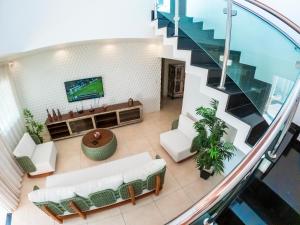una vista aérea de una sala de estar con una escalera en CASA TORRES en Bonito