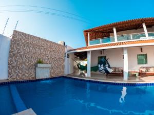 Villa con piscina frente a una casa en CASA TORRES en Bonito