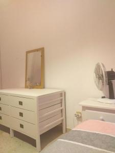 1 dormitorio con tocador con espejo y ventilador en Carlos y Fernanda, en Madrid