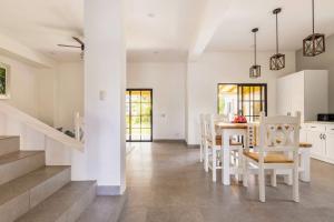 a kitchen and dining room with a table and chairs at Villas Elim A and B in Cabrera