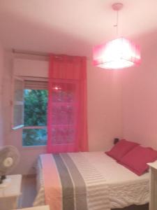 um pequeno quarto com uma cama e uma janela em Carlos y Fernanda em Madri