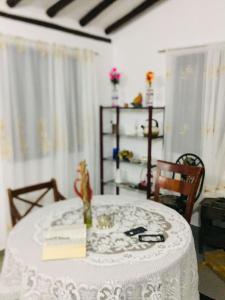 une table avec un chiffon de table blanc en haut dans l'établissement el recuerdo, à Villa de Leyva