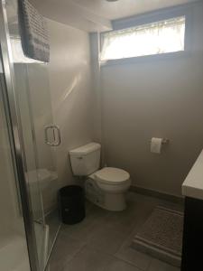 ein Bad mit einem WC und einer Dusche in der Unterkunft Spacious Room & Living Area in NW! in Calgary