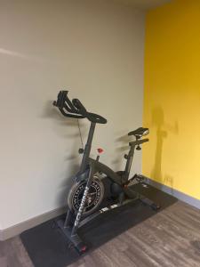 un gimnasio con dos bicicletas estacionadas junto a una pared en Spacious Room & Living Area in NW! en Calgary