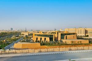 リヤドにあるThe St. Regis Riyadhの建物や道路のある街並み