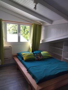 een slaapkamer met een stapelbed en een raam bij LE DOMAINE DE LA PETITE SUCRERIE in Vieux-Habitants