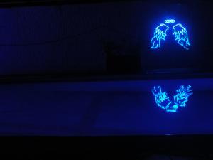 a blue neon sign with a scorpion in the dark at Cabaña El Faro in Tubará