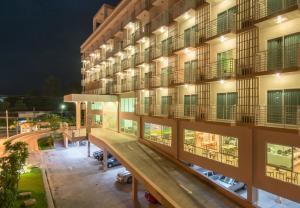 una vista exterior de un edificio por la noche en Prachuap Grand Hotel, en Prachuap Khiri Khan