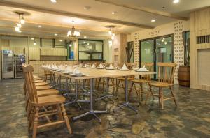 Restoran ili drugo mesto za obedovanje u objektu Prachuap Grand Hotel
