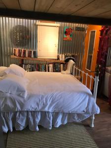 Ένα ή περισσότερα κρεβάτια σε δωμάτιο στο The Wackery - Quirky Decadence - Sleeps 2