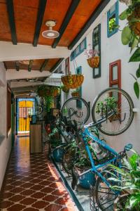 un grupo de bicicletas estacionadas al lado de un edificio en Casa Capirucho, en Antigua Guatemala