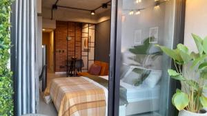 een kleine kamer met een bed en een raam bij Moderno loft cerca del Virrey in Bogota