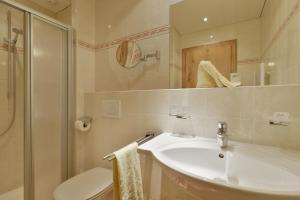 Koupelna v ubytování Hotel Garni Tirolerhof