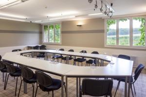 Logis La Ferme Du Vert في Wierre-Effroy: قاعة اجتماعات مع طاولة وكراسي كبيرة