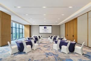 Sala de conferencias con sillas y pantalla de proyección en Doubletree By Hilton Ya'An, en Ya'an