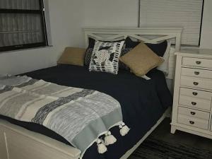 Un pat sau paturi într-o cameră la Melbourne Home You'll Adour