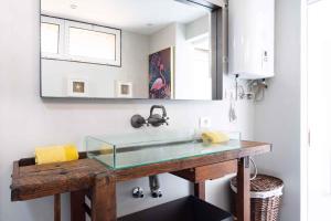 ein Badezimmer mit einem Glaswaschbecken und einem Spiegel in der Unterkunft Apartment in Palm Mar - Insel Teneriffa 44996 in Palm-mar + 29 Fotos