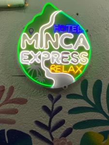 un letrero de neón que lee el relevo del proceso de masyas del hotel en Hotel Minca Express Relax en Minca