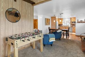 een woonkamer met een foosbal op een tafel bij Rather Be Mountain Getaway in Big Bear Lake